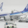 雪の空港ではデアイシングカー(除雪車)が大活躍【よくわかる防除氷の話】