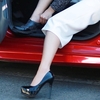 Khuyến cáo rủi ro khi đi giày cao gót lái xe
