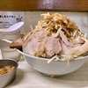 微乳化スープの上に聳え立つ大迫力の野菜の山…ラーメン荘歴史を刻め 下新庄本店の豚ラーメン野菜マシマシ・ニンニクアブラマシ