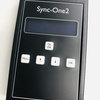 映画館で「Sync-One2」を使って映像と音声のリップシンクを測定するよ。