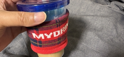 氷の入った冷たい飲み物を置いてると水滴がついて持ち上げた時にたれるので１００均でカップスリーブというやつ買った