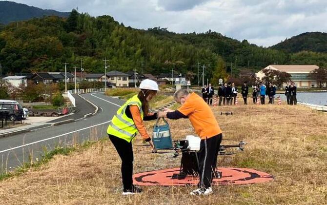 行きは弁当、帰りはワカメ。17km離れた場所にドローンで商品を届ける往復型配送モデルを島根県松江市と実証