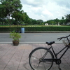 カンチャナブリー観光。戦争博物館と墓地と古い街並みを自転車でまわる（Kanchanaburi）