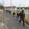 登校の風景：今日から３月　曇って肌寒く