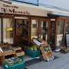 岡本のちょっと路地裏にある新鮮野菜がいっぱい並ぶカフェ「caffe e Bar Al Mercato」（アル メルカート）で、鯛のグリル夏サラダ仕立て。スープは冷製トマトスープ