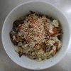 休日の朝に料理を作りながら