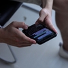 高齢者のスマホ使い方相談が有料に。色々と深いワケがあるようです。