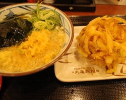 泉区上谷刈・丸亀製麺で「かけうどん＋野菜かき揚げ天//無料トッピングが増えて丼が華やかに