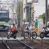 踏切が開くと
