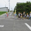 登校の風景：曇って蒸し暑い朝