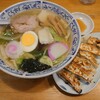 自家製手作り麺。小松市軽海町にあるらーめん亭竹の子で、五目中華ラーメンと餃子。