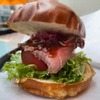 超おしゃれな店のローストビーフバーガー