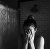 20代～60代の7割経済的に豊かでない、20代の8割子供持つ余裕ない。
