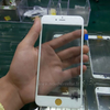 NWE：iPhone 6sとされるフロントパネルと生産中の工場内の写真