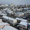 屋根には真つ白な雪積もる