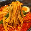 食欲を掻き立てる！赤と緑が映える麺！コクとパンチ満載の【旨辛麺】がたまらない＠来来亭