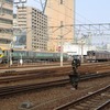 高松駅近くで8000系特急電車や121系電車赤色帯の交換撮影