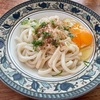 家で醤油ぶっかけうどんをいただく。生卵に醤油、日本という国の幸せ