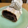 薄い生地につつまれたチェリーパイを焼く