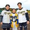 「タイガースカップ」に阪神タイガースの糸原健斗、小幡竜平両選手が来場　〈2023年11月28日〉