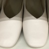 白い靴はコーデに便利でおすすめ。パーソナルカラースプリングならアイボリーを。