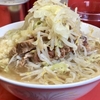 【今週のラーメン３９３３】 ラーメン二郎 三田本店 （東京・田町） ぶた入りラーメン 麺半分 ヤサイニンニクアブラ　〜やっぱりイイね！総帥のお人柄滲み出る優しさとソウル！背筋のばして朝二郎！