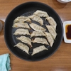 お土産の餃子とニラとこんにゃくの柚子胡椒炒めを食べる