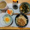 納豆玉子かけご飯。人参と大根の浅漬け。