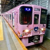 ピンク色の電車！ハローキティとサンリオキャラがオールスターで登場のフルラッピングトレインに遭遇！
