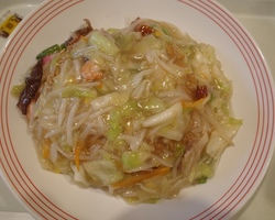仙台市卸町・リンガーハットで「長崎皿うどん」//食べ方を知らぬ男がバリバリ食った