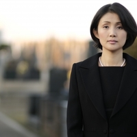 法事には何を着ていけばいいの 赤っ恥にならないために 平服でokと言われた場合の服装の最低ラインは はじめてでもわかる 葬儀 香典返し完全ガイド