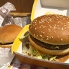 ギガビッグマックとハンバーガーって並べるとやっぱり改めてすげぇ大きさだなぁって感じた夜！！ギガビッグマックはボリューミーで肉の圧力がぱねぇっす！！