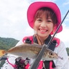 愛媛の海2日目の釣りガール🎣　撮影中に頼むよう〜