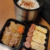 男子高校生のお弁当　今日のメインは肉じゃが