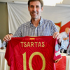 Homenajeado al ex jugador griego 