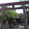 荏原神社の塀から覗く存在