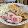 【今週のラーメン５５４２】らーめん 高尾（東京・荻窪）油そば ナルト増し 生卵 ＋ まかないチャーシュー皿 メンマ皿 青菜わかめ皿 サッポロ赤星３本　〜ここは具材我儘放題！のせて楽しむ油そば！素朴さ人気の名物裏メニュー！