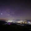 【天体撮影記 第180夜】 熊本県 大観峰から見る阿蘇の夜景と夏の天の川の競演