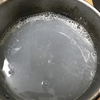【重曹生活】年末年始の皿洗いを楽に簡単にする方法。重曹を汚れたお鍋に溶かしておきます。