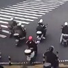 ピラーの影に次々と入って衝突して来る電動バイクとスモークウィンドゥ越しの視認不足に因る多重事故