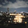電池が切れそうな光るアームバンドと疾走する男