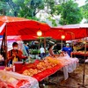 雨の日の市場と屋台