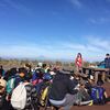 大島の小学生と歩く三原山