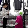 客にマスク着用を促し、売り場を案内する、日本のロボットが可愛い