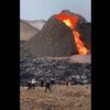 【アイスランドの火山】流れる溶岩の前でバレーボールする人まで登場