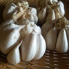シンプルな暮らしの節約～にんにくは旬の時期にお安く買って一年分冷凍保存♪