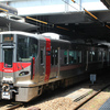 新型車両227系とマツダCX-3、広島駅にて