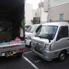 会社の駐車場で、他の車から