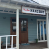 サーファーズハウスのような外観と店内
