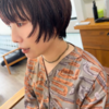 顔まわりレイヤーで魅せる大人のショートカット